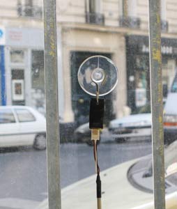 Interrupteur lumineux collé sur une vitrine.