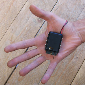 Mini-HF dans une main.